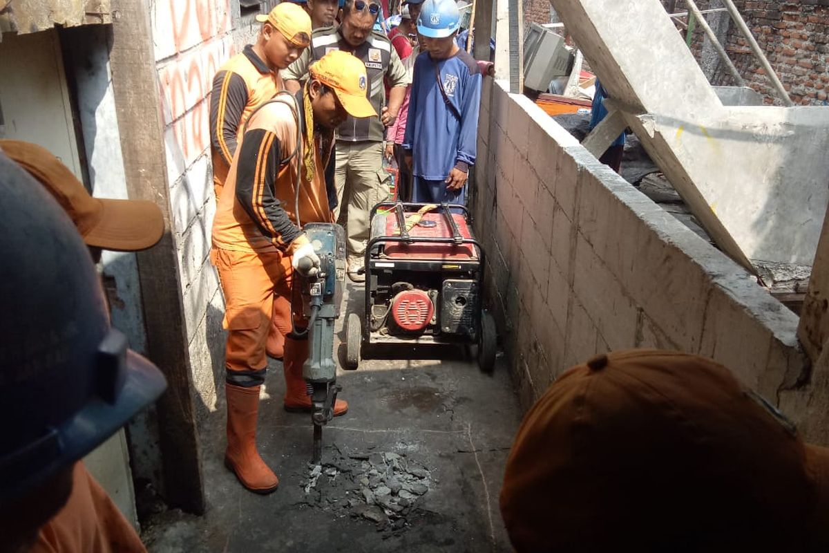 Petugas PPSU siap melakukan pengeboran lubang galian untuk tangki septik di Gang Sekretaris I, Tanjung Duren Utara, Grogol Petamburan, Jakarta Barat, Rabu (9/10/2019)