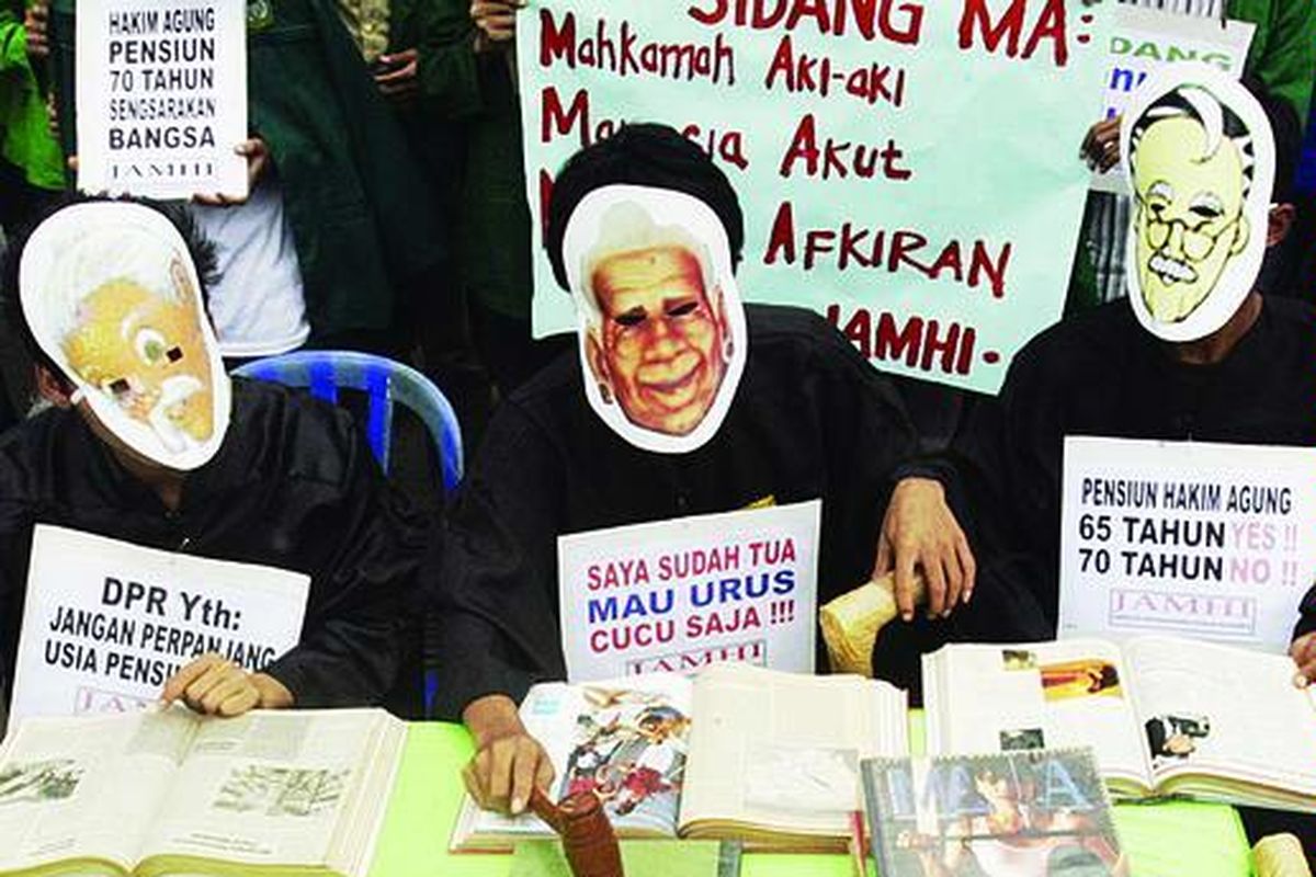 Sejumlah mahasiswa yang tergabung dalam Jaringan Aksi Mahasiswa Hukum Indonesia menggelar aksi teatrikal di depan Gedung MPR/DPR, Jakarta, Senin (15/12). Mereka menolak disahkannya Rancangan Undang-Undang (RUU) Mahkamah Agung.  