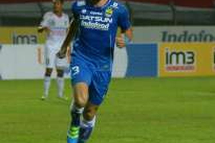 Bek Persib Bandung, Vladimir Vujovic, melakukan selebrasi usai membobol gawang Bali United pada lanjutan Kejuaraan Sepak Bola Torabika, di Stadion Si Jalak Harupat, Sabtu (14/5/2016).