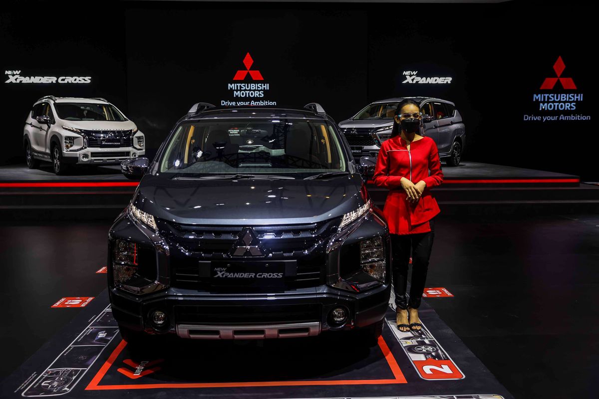 Suasana pameran mobil di stand Mitsubishi yang dipamerkan dalam Jakarta Auto Week (JAW) 2022, Jakarta Convention Center (JCC), Senayan, Jakarta Pusat, Sabtu (12/3/2022). Gabungan Industri Kendaraan Bermotor Indonesia (Gaikindo) menargetkan hingga 150 ribu pengunjung yang datang ke pameran yang digelar hingga 20 Maret 2022 tersebut dan diharapkan dapat membantu meningkatkan penjualan otomotif di Indonesia.