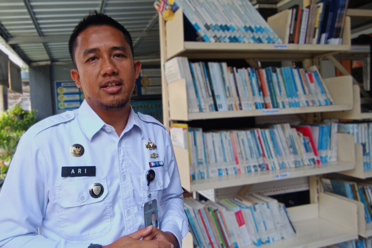 Kalapas Magetan Ari Rahmanto di perpsutakaan mungil milik Lapas Magetan. Lapas Magetan memiliki perpustakaan tempat warga binaan bisa melarikan diri dari kesunyian dan kejenuhan yang menekan hari hari panjang mereka.