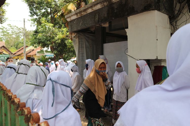 Suasana penyambutan 15 santri yang dinyatakan sembuh dari Covid-19, di Pondok Pesantren Tahfidzul Quran (PPTQ) Darussalam di Desa Gondek, Kecamatan Mojowarno, Kabupaten Jombang, Jawa Timur, Rabu (30/9/2020).