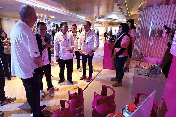 CEO Apique Group, Apik Primadya bersama Pelaksana Tugas, Bagus Rachman meninjau booth Pertamina Patra Niaga di acara Laundry Innovation Summit 2024, Jakarta pada Senin (9/12/2024).