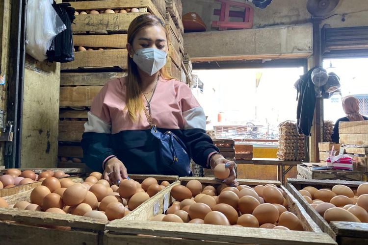 Pedagang telur di pasar Pademangan Timur, Pademangan, Jakrta Utara mengaku harga telur ayam naik menjelang Natal dan Tahun Baru 2023. Ditemui pada Rabu (7/12/2022) pedagang menyebut harga telur ayam negeri naik menjadi Rp 31.000 dari yang sebelumnya Rp 26.000. 