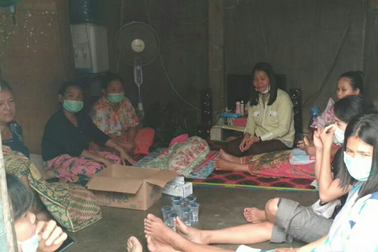 Sejumlah keluarga melayat ke rumah bayi yang meninggal dunia diduga akibat terpapar kabut asap karhutla di Kelurahan Kulim, Kecamatan Tenayan Raya, Pekanbaru, Riau, Kamis (19/9/2019).