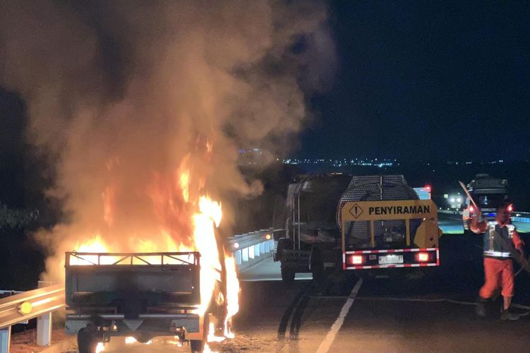 Mobil pikap terbakar di Tol Gempol-Pasuruan akibat korsleting listrik pada mesin, Rabu (9/10/ 2024).