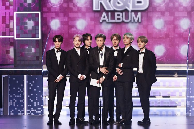 Boyband asal Korea Selatan BTS membacakan pemenang kategori Best R&B Album di Grammy Awards 2019 di Staples Center, Los Angeles, California, Minggu (10/2/2019).   