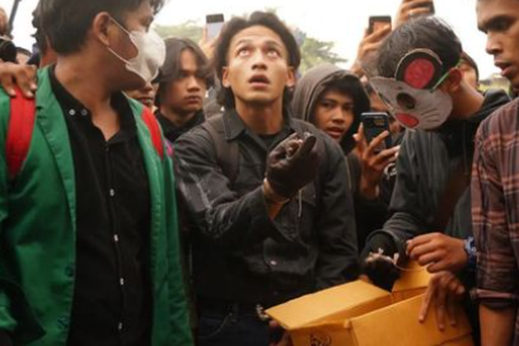 Artis Jefri Nichol ikut demo menolak UU Cipta Kerja di depan Gedung MPR/DPR, Jakarta, Kamis (6/4/2023).