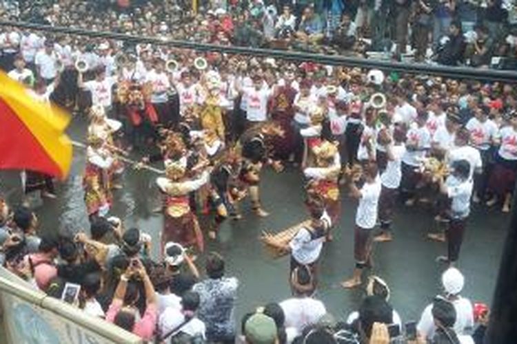 Tarian ritual sebelum dilaksanakan Obed-omedan