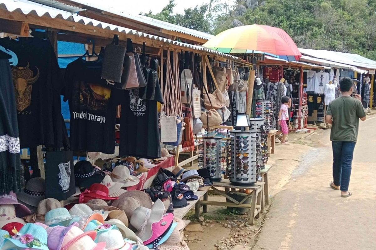 Stand pelaku UMKM di wisata Buntu Burake di Makale 