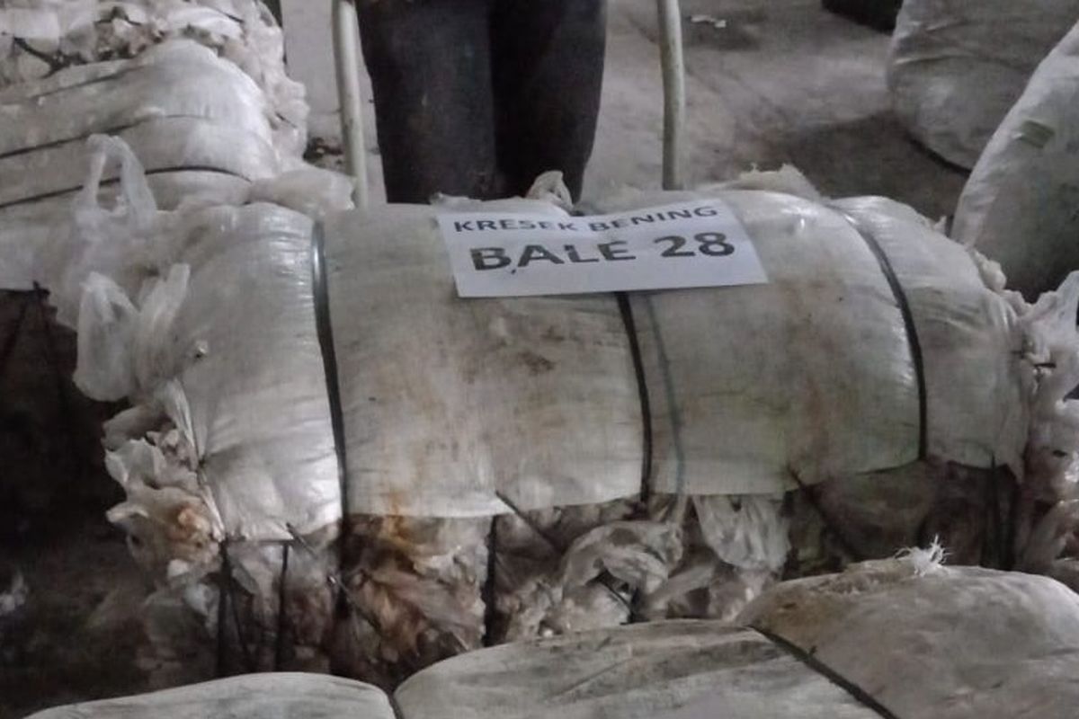 Plastik bekas yang telah dipilah dan dibersihkan di Tempat Pengolahan Sampah Reduce, Reuse, Recycle (TPS3R) Bio Mandiri Lestari, di Desa Tembokrejo, Kecamatan Muncar, Kabupaten Banyuwangi, Jawa Timur.