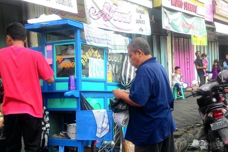 Bubur ayam, sarapan rakyat yang mudah ditemui di berbagai sudut kota Salatiga pada pagi hari sebelum semua memulai aktivitasnya. Bubur ayam di Jalan Jenderal Soedirman, depan Toko Timur Baru, seberang pasar besar,  kerap jadi rujukan bubur ayam nikmat.