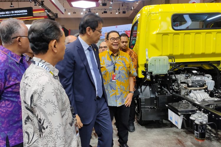 Menkeu Purbaya Kunjungi Mitsubishi Fuso di GIIAS 2026, Soroti Uji B50