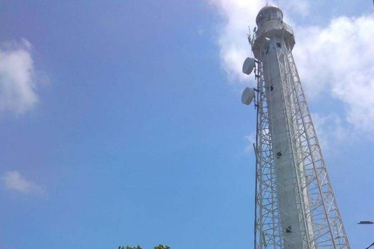 Menara BTS Telkomsel di Pulau Sebira.