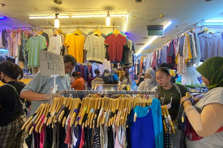  Pedagang Pakaian Bekas di Pasar Senen Kelimpungan, Stok Barang Menipis