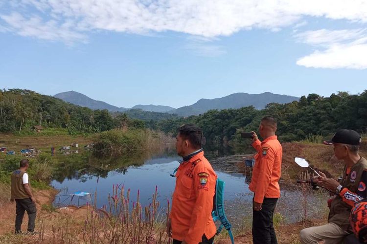BPBD Sumedang mulai melakukan penyedotan air di areal genangan terdampak disposal Tol Cisumdawu di Desa Sukasirnarasa, Rancakalong, Sumedang, Jabar, Jumat (26/5/2023). DOK. BPBD Sumedang/KOMPAS.com