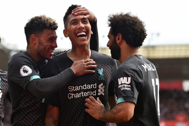 Gelandang Liverpool asal Brasil, Roberto Firmino (tengah), melakukan selebrasi dengan rekan setimnya usai mencetak gol ke gawang Southampton pada laga lanjutan Liga Inggris, di Stadion St Mary, Sabtu (17/8/2019).