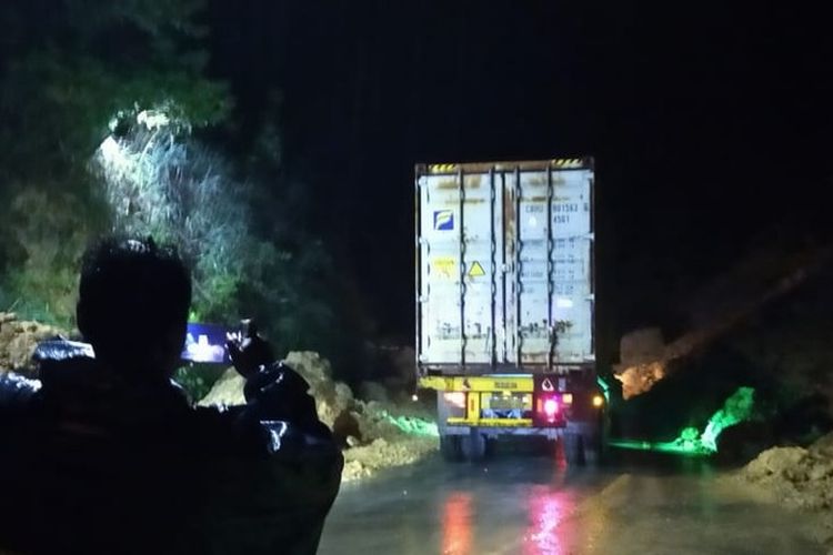 BISA DILALUI—Ruas jalan nasional lintas selatan rute Wonogiri-Yogya-Pacitan sudah dapat dilalui kembali setelah terputus lantaran tertimbun tanah longsor, Kamis (28/1/2021) malam.
