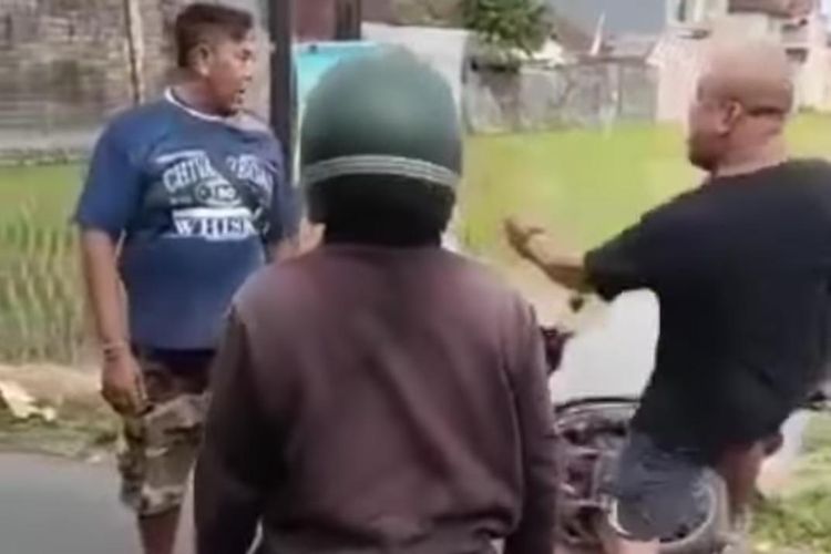 Tangkapan layar video viral yang memperlihatkan bapak-bapak di Ginayar, Bali, berkelahi