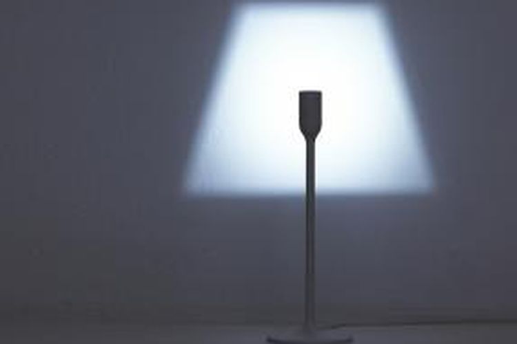 Furnitur dalam koleksi yang ikut serta di Milan 2014 ini bermacam-macam. Salah satunya, lampu unik yang memproyeksikan bentuk tudung lampu.