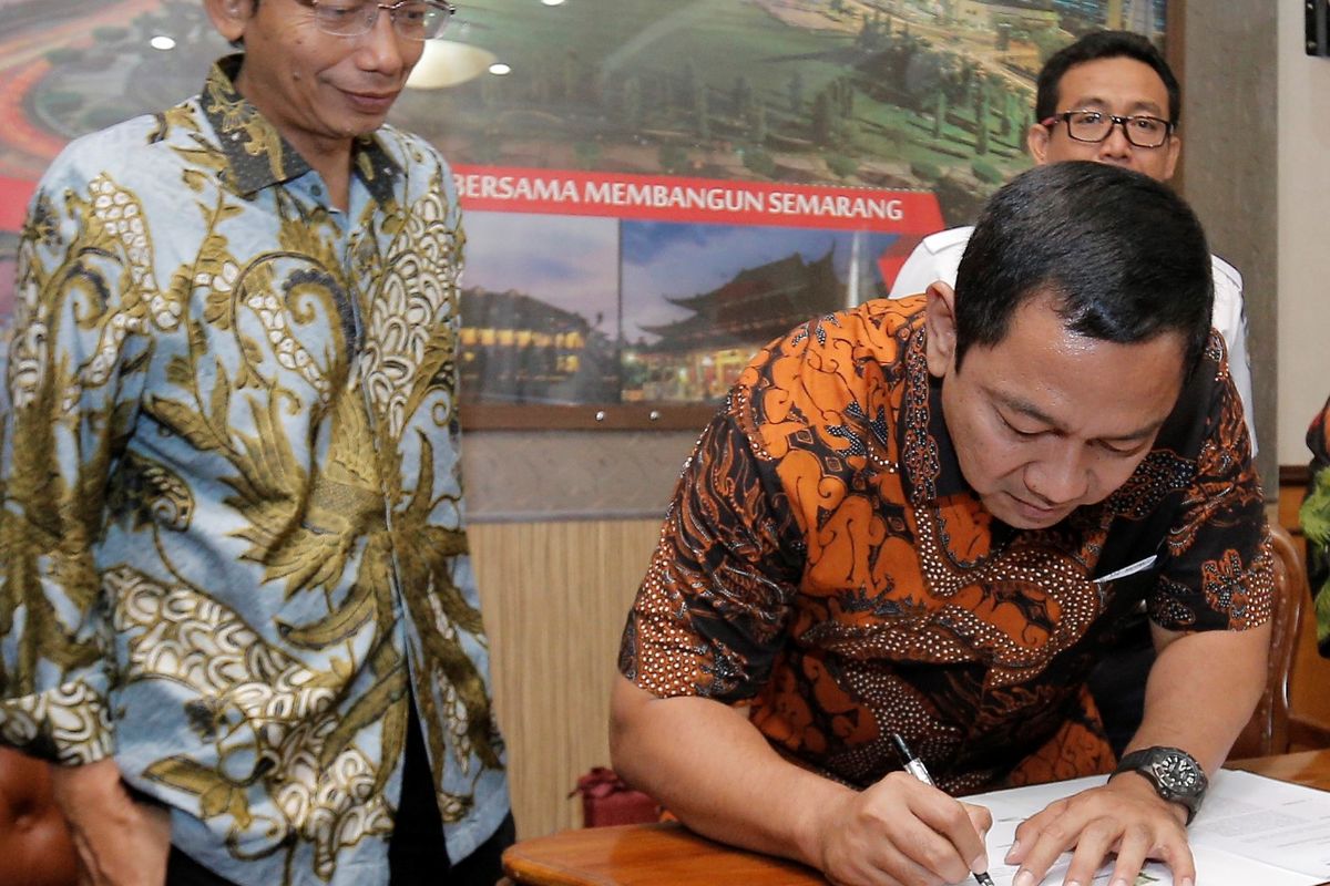 Wali Kota Semarang Hendrar Prihadi sedangan menandatangani MoU antara Pemerintah Kota (Pemkot) Semarang dengan PT. Kereta Api Indonesia (KAI) di Kantor Wali Semarang, Jalan Pemuda, Jumat (11/10/2019).