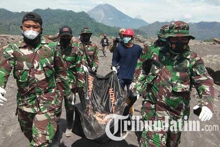 Relawan menemukan satu lagi korban erupsi Gunung Semeru di Lumajang, Jawa Timur, Minggu (19/12/2021)