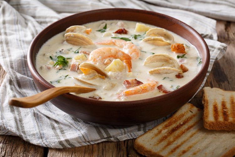 Sup krim seafood atau seafood chowder yang kental, creamy, dan kaya rasa. 