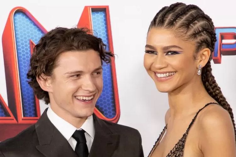 Tom Holland berperan sepagai Peter Parker dan Zendaya sebagai Michelle Jones.