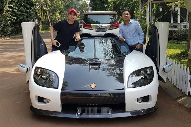 Raffi Ahmad dan Raditya DIka berfoto di samping mobil Koenigsegg.
