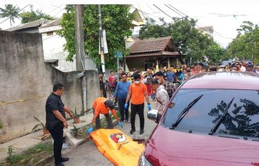 Proses evakuasi pengemudi taksi online yang ditemukan tewas dengan luka sayatan di tubuhnya di Jalan Nusantara, RT 006 RW 015, Perumahan Bukit Cengkeh 1, Tugu, Cimanggis, Depok pada Senin (23/1/2023).