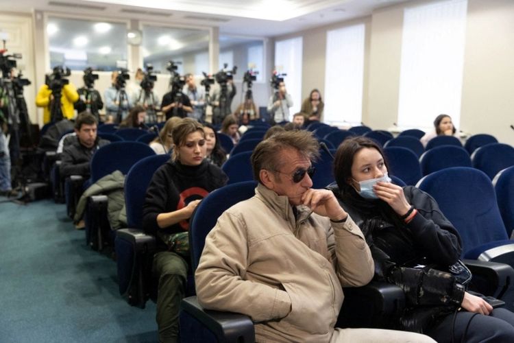 Aktor dan sutradara Sean Penn menghadiri konferensi pers di Kantor Kepresidenan di Kiev, Ukraina, Kamis (24/2/2022).