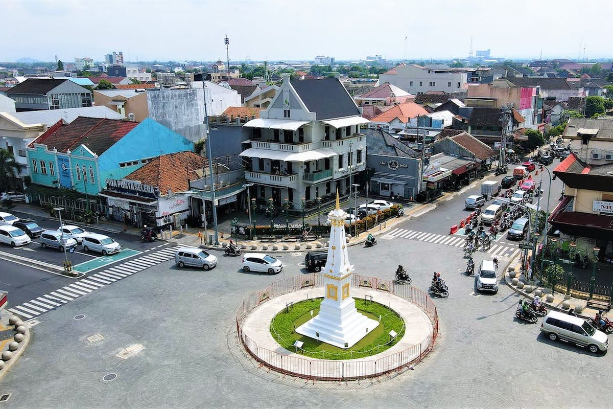 Suasana di simpang empat Tugu Pal Yogyakarta. Simak prakiraan cuaca Yogyakarta hari ini yang dirilis BMKG.
