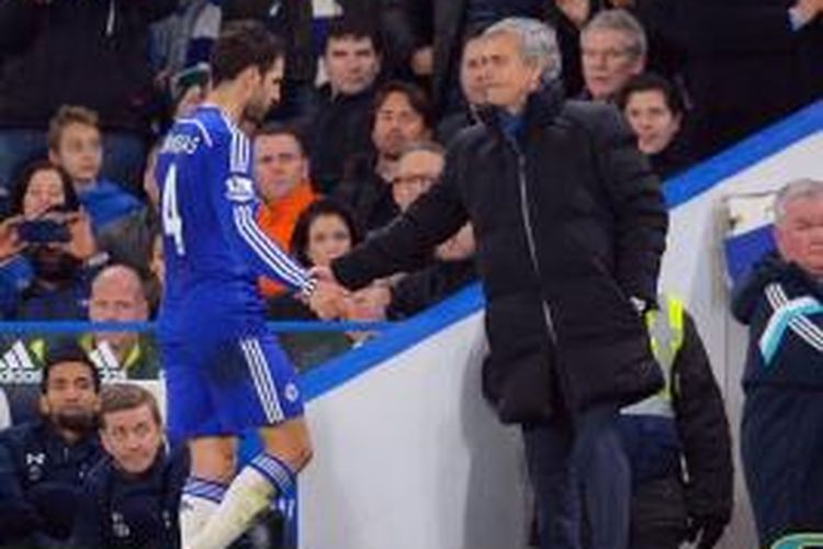 Gelandang Chelsea, Cesc Fabregas (kiri) dan manajer Jose Mourinho (kanan).