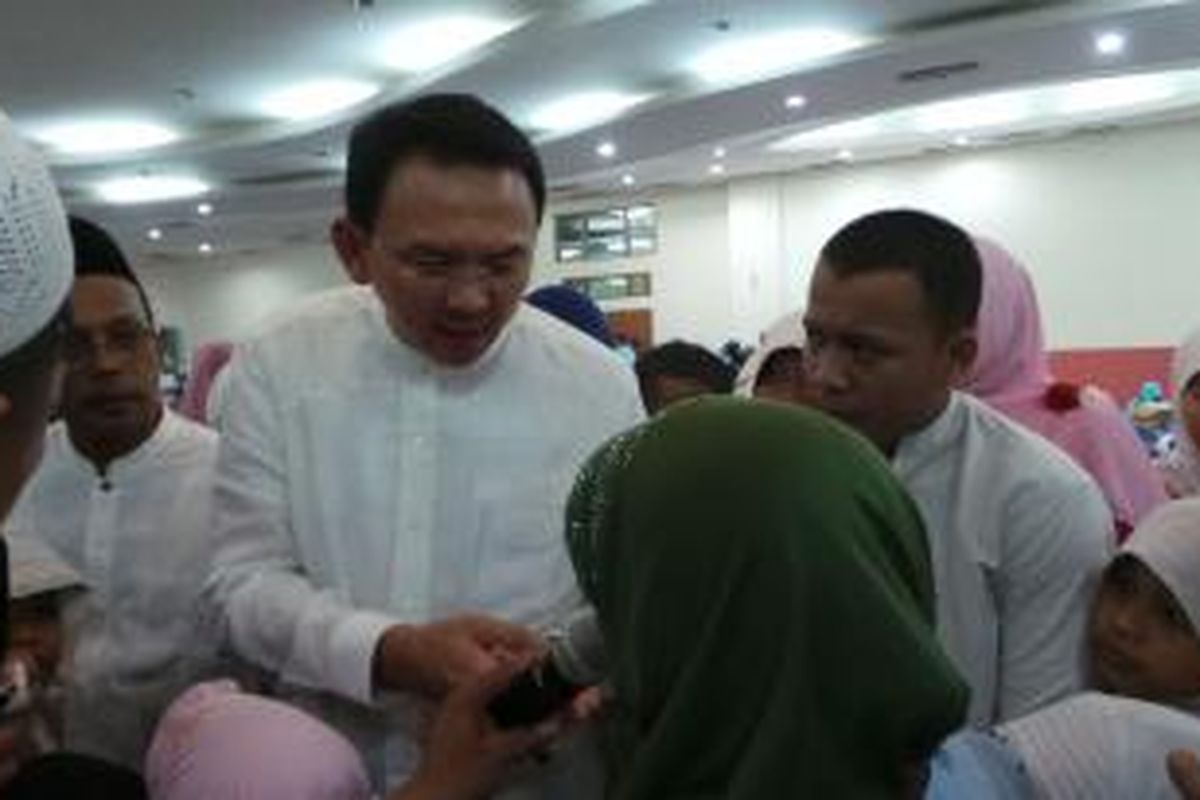 Plt Gubernur DKI Jakarta Basuki Tjahaja Purnama saat bertemu dengan Rumina, janda atlet tunanetra. Basuki berjanji akan mengkuliahkan anak-anak Rumina.