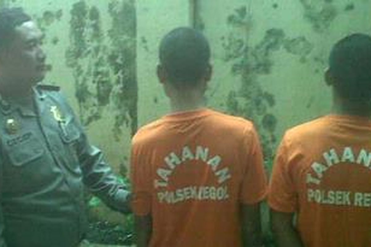 Seorang polisi sedang menginterogasi kedua pelaku penjambretan spesialis angkot, di Mapolsek Regol, Jalan Mochamad Toha, Bandung, Jawa Barat, Senin, (26/11/2012). Kedua pelaku merupakan kakak beradik berinisial AS (21) dan B (19).