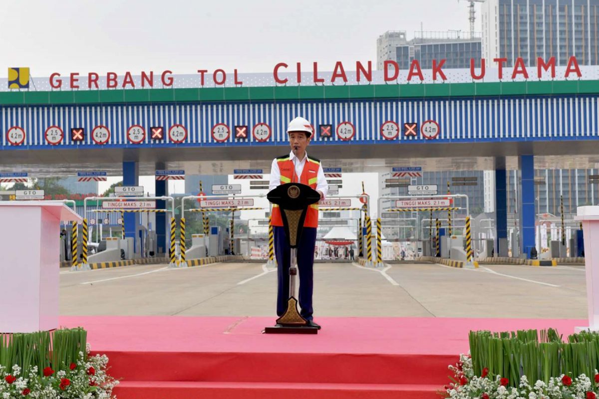 Presiden Joko Widodo meresmikan pengoperasian jalan Tol Depok-Antasari Seksi I di Jakarta, Kamis (27/9/2018). Pengoperasian Tol Depok Antasari (Desari) Seksi I ruas Antasari-Brigif sepanjang 5,8 km tersebut untuk meningkatkan konektivitas antara Jakarta dengan kota-kota penyangga seperti Depok, Bogor dan Kabupaten Bogor.