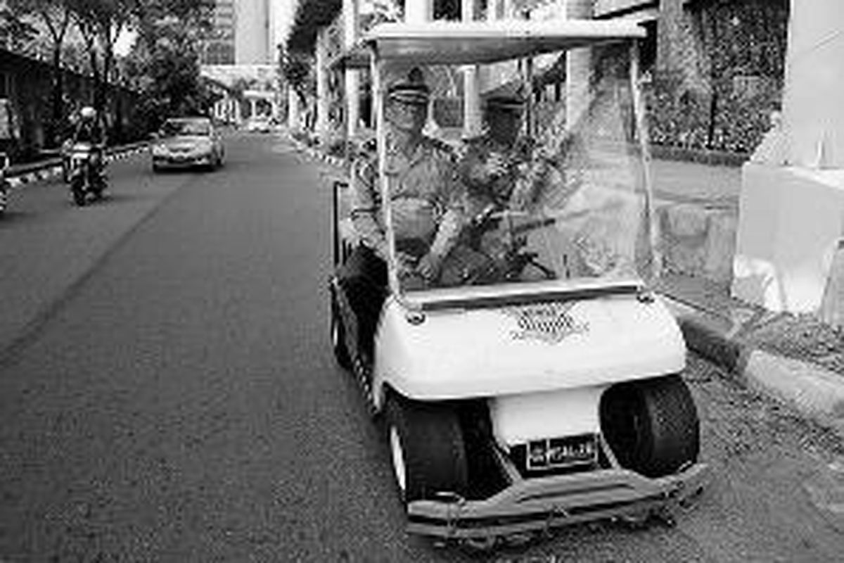 Komisaris Hasan Untoro (kiri) dan Inspektur Dua A Syafiq, Jumat (3/10) siang, mengendarai kendaraan penyapu ranjau paku di sekitar Plaza Semanggi. Sehari sebelumnya, Kamis, enam pengendara sepeda motor menjadi korban ranjau paku. Kejahatan tebar paku, pembiusan, dan pencurian di rumah kosong menjadi kejahatan musiman selama Lebaran. 