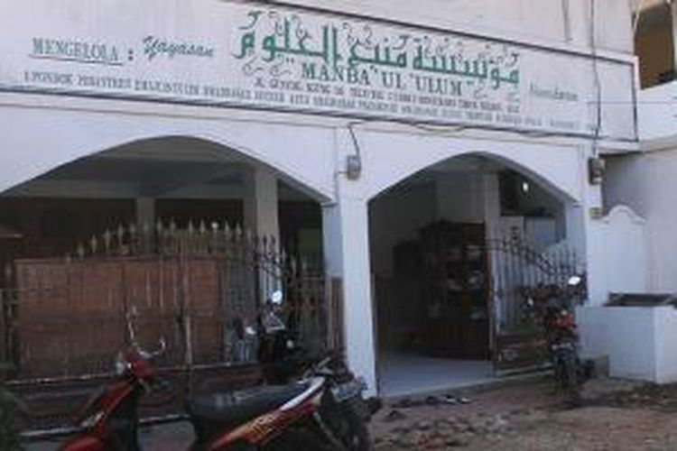 Pondok Pesantren Manba’ul Ulum di Kabupaten Jembrana, Bali. Pondok pesantren ini didirikan KH Ahmad Dahlan tahun 1935.