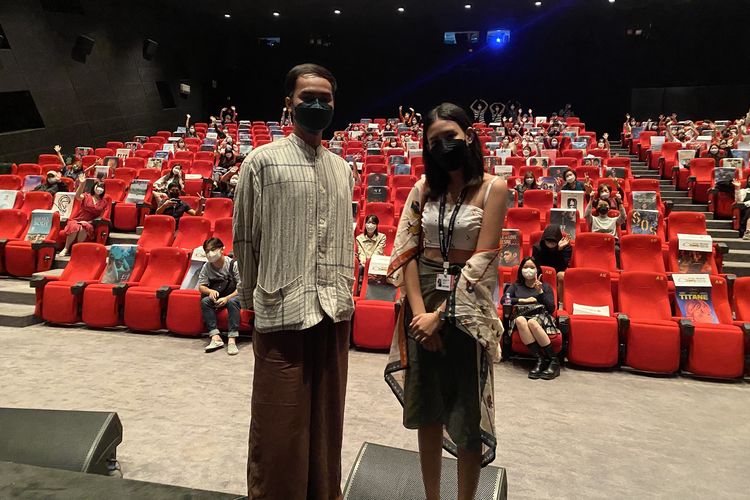 Sutradara Wregas Bhanuteja dan aktris Shenina Cinnamon di depan penonton World Premiere Penyalin Cahaya di Busan International Film Festival (BIFF) 2021. 