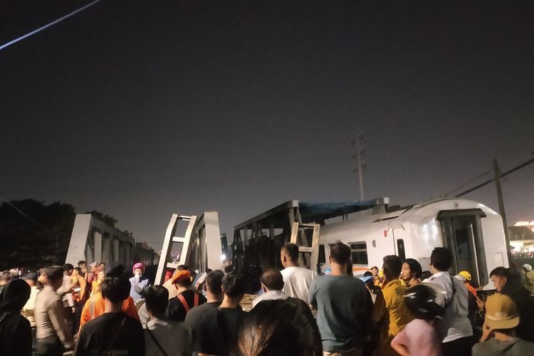 Terjadi kecelakaan antara kereta api dengan truk di jalur kereta api Jalan Madukoro, Kota Semarang, Jawa Tengah