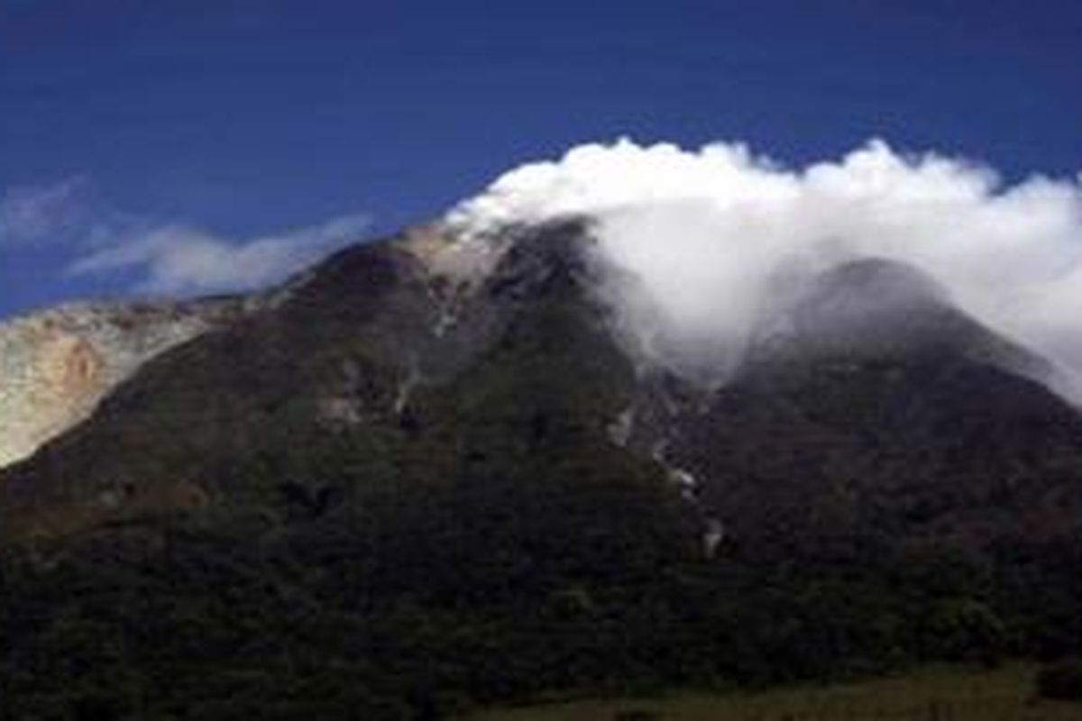 Gunung Sinabung mengeluarkan asap.