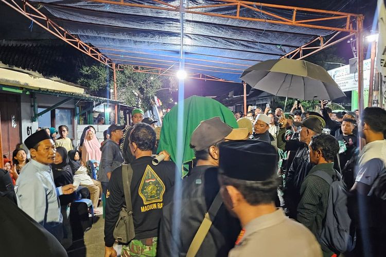 Jenazah Pentolan Bonek Andie Peci Dimakamkan di Madiun di Samping Ayahnya