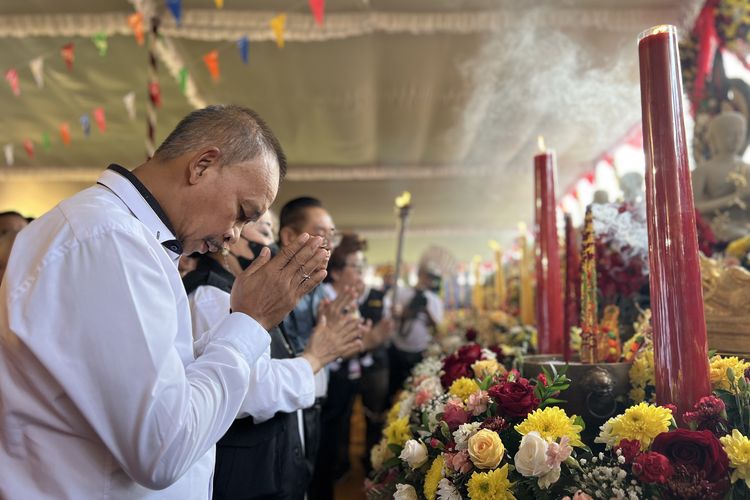 Rangkaian Waisak Prosesi Api Dharma di Candi Mendut.