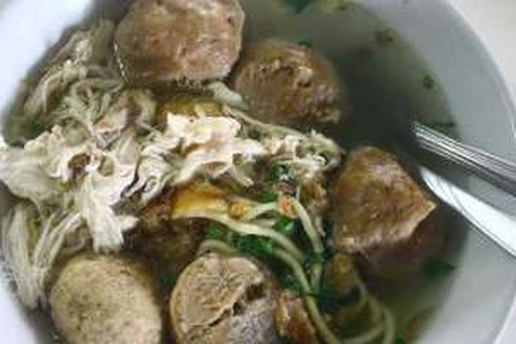 Seporsi bakso Kuning Gading berisi tiga butir bakso sapi dengan potongan ayam kampung yang disajikan warung bakso Kuning Gading, Jalan Abu Bakar Ali no 2A Kotabaru, Yogyakarta.