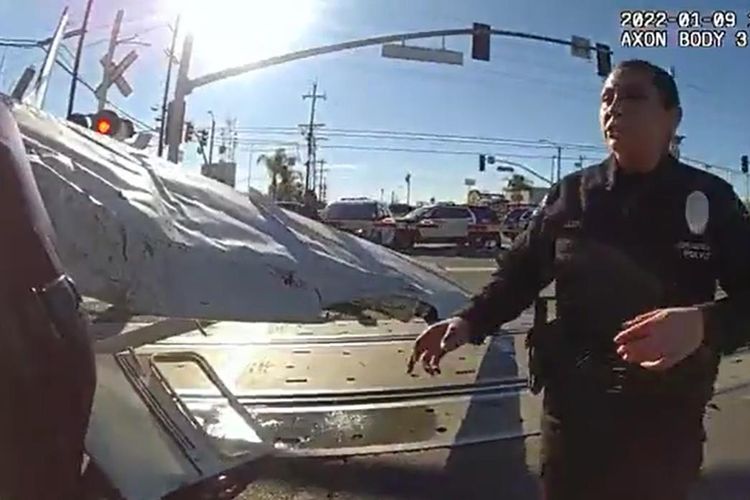 Tangkapan layar video yang memperlihatkan polisi di Los Angeles, AS, tengah menyelematkan seorang pria yang hampir tertabrak kereta api, Minggu (9/1/2022). Video itu diunggah oleh LAPD di Twitter.