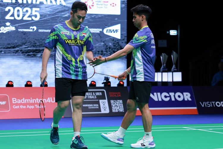 Aksi pebulutangkis ganda putra Indonesia,Sabar Karyaman Gutama/Moh Reza Pahlevi Isfahani, di babak 16 besar Denmark Open 2025 melawan Liang Wei Keng/Wang Chang (China).