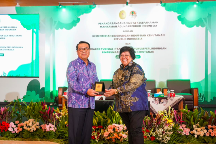 Kementerian Lingkungan Hidup dan Kehutanan (KLHK), bersama dengan Mahkamah Agung (MA), sepakat kerjasama dalam bidang hukum sebagai wujud perlindungan lingkungan hidup dan kehutanan (LHK) Indonesia. Tampak Ketua MA Syarifuddin dan Menteri LHK Siti Nurbaya Bakar.

