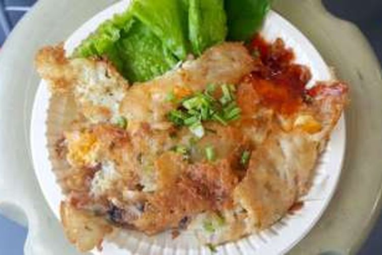 Toy Tord Chao Loy adalah omelet seafood dengan tiram, udang atau cumi-cumi sebagai bahan utamanya. 