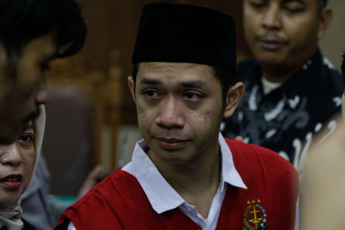 Lutfi Alfiandi (20), pemuda yang fotonya viral sedang menggenggam bendera Merah Putih saat kerusuhan di kawasan DPR, Jakarta, September 2019, tak kuasa menahan tangis usai sidang di Pengadilan Negeri Jakarta Pusat, Rabu (8/01/2020) siang.