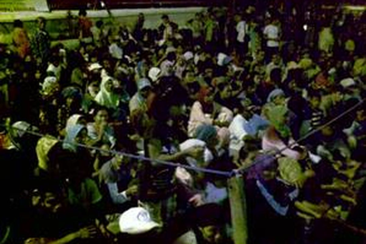 Seribuan pengemis berkumpul di pelataran Wihara di Petak Sembilan, Glodok.